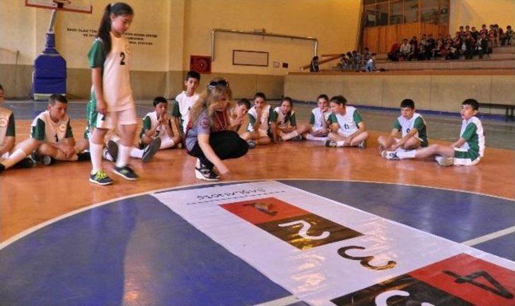 Öğrenciler Mendil Kapmaca İçin Yarıştı G4