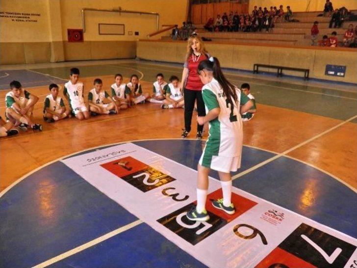 Öğrenciler Mendil Kapmaca İçin Yarıştı G5