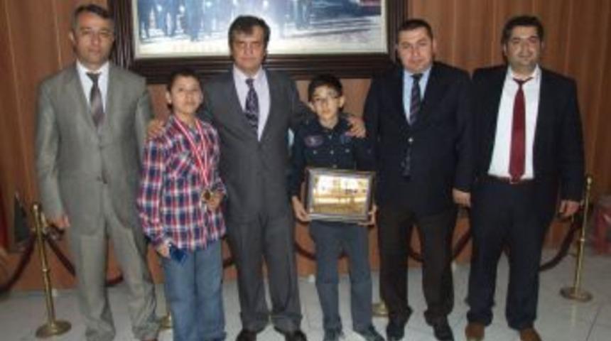 Kaymakam Gale Başarılı &Ouml;ğrencileri &Ouml;d&uuml;llendirdi