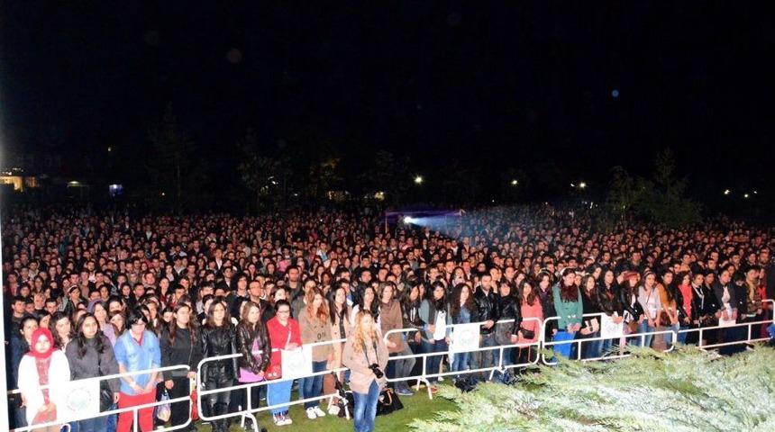 AİB&Uuml; Bahar Şenliklerinde Yeni T&uuml;rk&uuml; Ve Aydilge Sahne Aldı