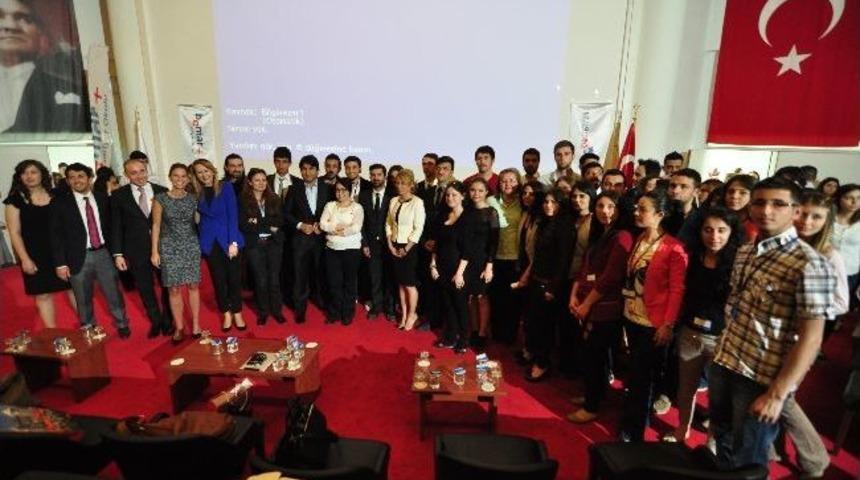 Gen&ccedil; Girişimciler Zirvesi, &Uuml;nl&uuml; Tasarımcı Erbakan Malko&ccedil;'u Ağırladı