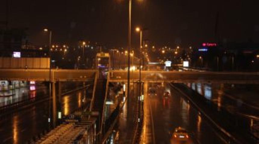 İstanbul&rsquo;da Gece Yağmur Etkili Oldu