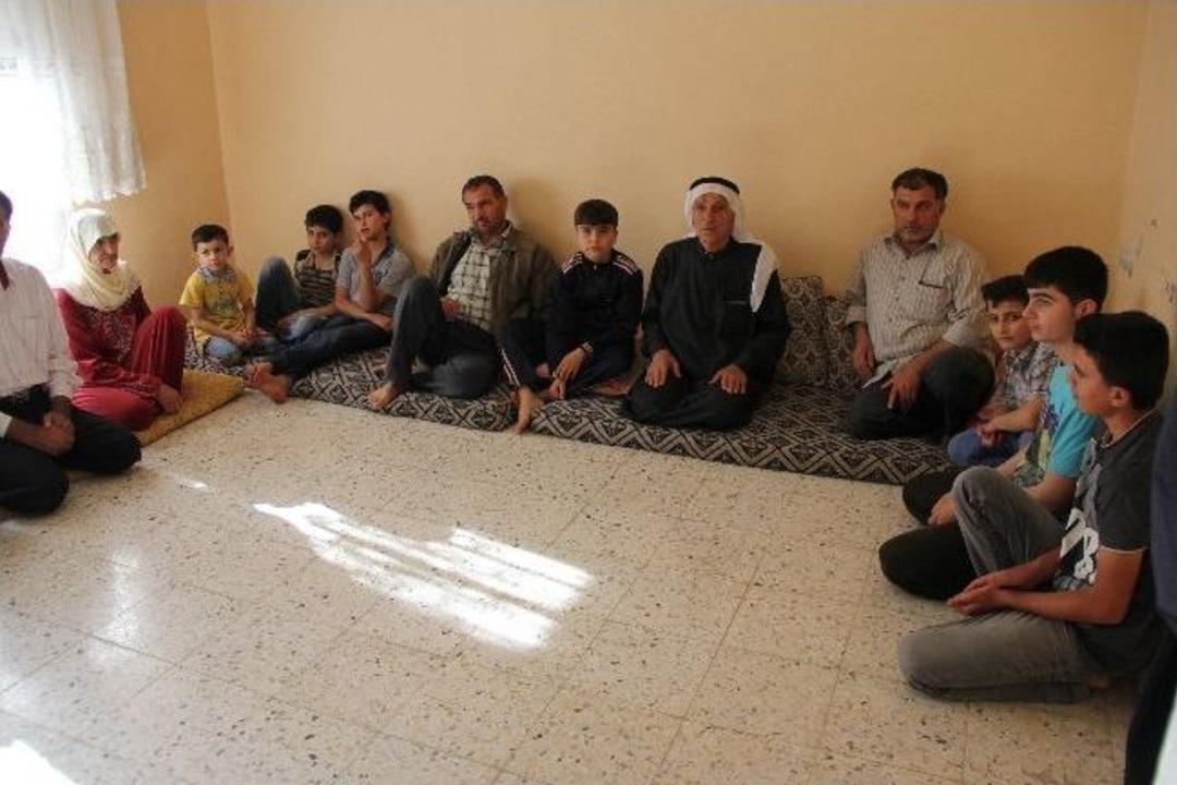 Lin&ccedil;ten korkan Suriyeliler T&uuml;rk Bayrağı asıyor