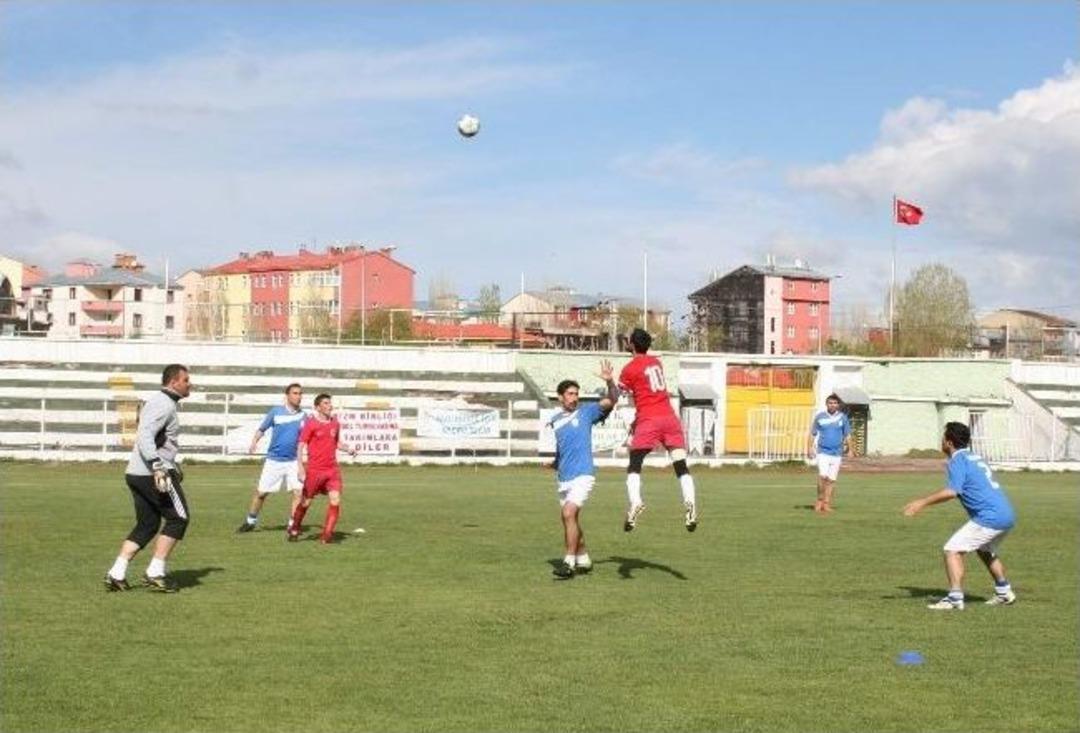 Kars&rsquo;ta D&uuml;zenlenen Kurumlar Arası Futbol Turnuvası Sona Erdi