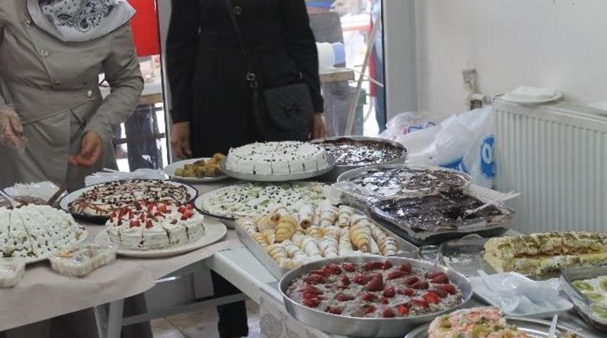 Akdağmadeni&rsquo;nde &Ouml;ğrenciler Yararına Kermes D&uuml;zenlendi