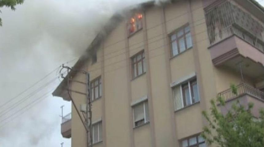 Apartmana yıldırım d&uuml;şt&uuml; yangın &ccedil;ıktı