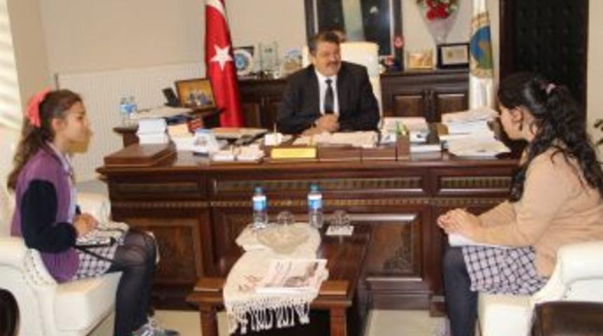 Cemal Akın &ouml;ğrencilere r&ouml;portaj verdi