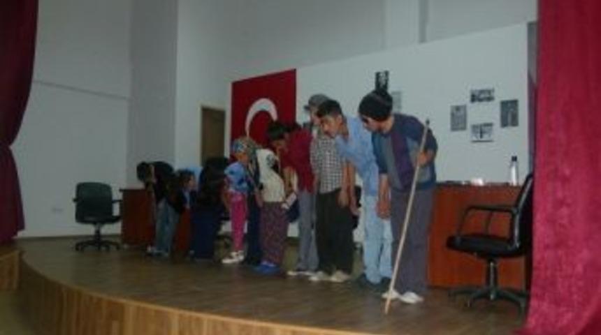 Karaisalı&rsquo;da 1 Nisan Yibo &Ouml;ğrencilerinden Tiyatro