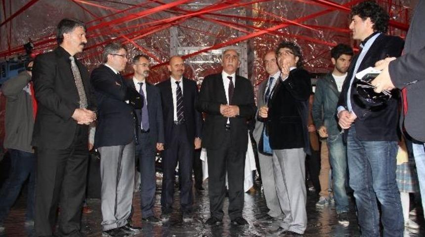 10 Bin Metre Kurdele Kullanarak Sergi A&ccedil;tı