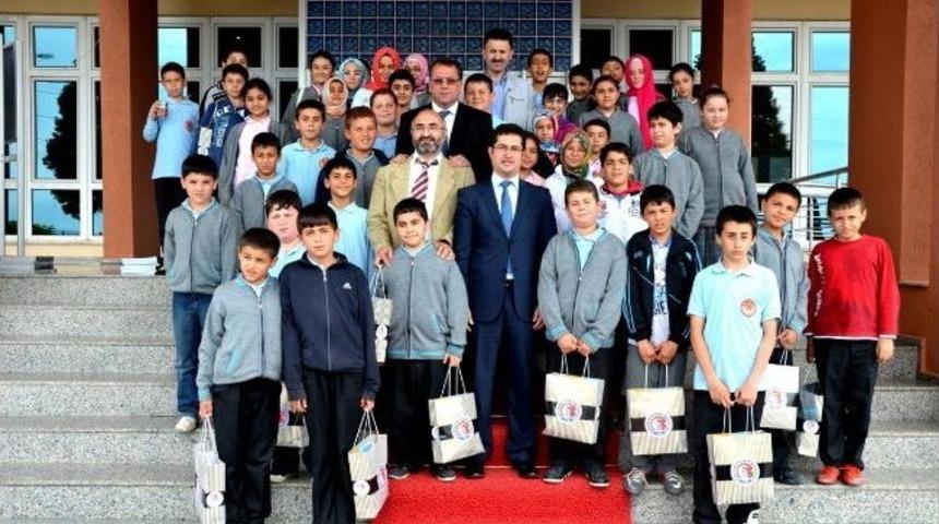 İmam Hatip Orta Okulundan &Ccedil;om&uuml; K&uuml;t&uuml;phanesine Destek