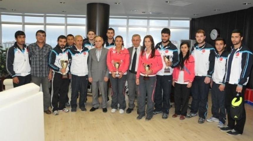 Om&uuml; Judo Takımı Kupalarını Rekt&ouml;r Akan&rsquo;a Hediye Etti