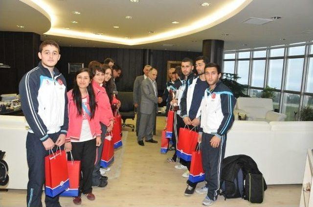 Omü Judo Takımı Kupalarını Rektör Akan’a Hediye Etti