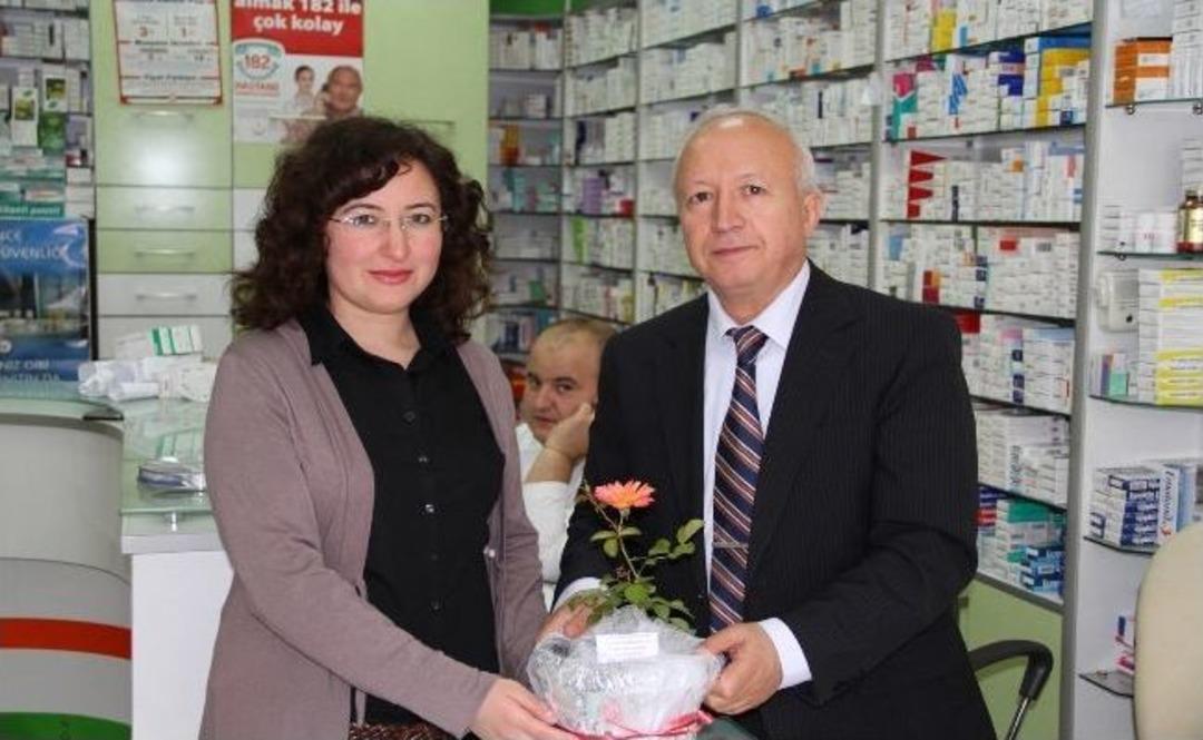 Kula Belediyesi, Eczacılar G&uuml;n&uuml; Nedeniyle &Ccedil;i&ccedil;ek Dağıttı