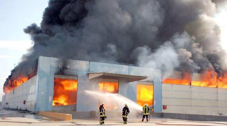 İzmir'de korkutan fabrika yangını