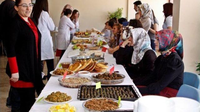 Bayburt Üniversitesi Gıda Mühendisliği Bölümü Öğrencilerinin “ı. Geleneksel Ürünler Günü” Etkinliği Ziyafete Dönüştü