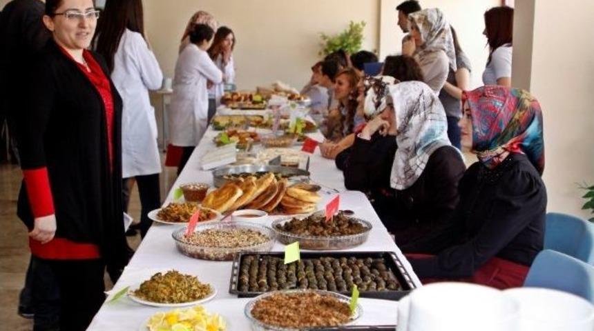 Bayburt Üniversitesi Gıda Mühendisliği Bölümü Öğrencilerinin “ı. Geleneksel Ürünler Günü” Etkinliği Ziyafete Dönüştü