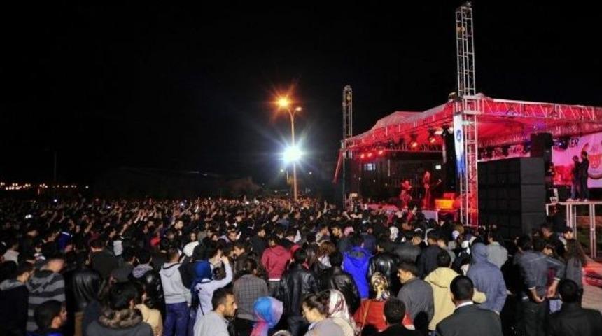 Yy&uuml; &Ouml;ğrencileri Konserle Coştu