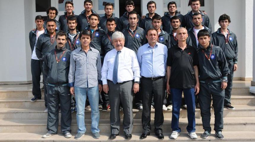 Akaydın&rsquo;dan Şampiyon Futbolculara &Ccedil;eyrek Altın