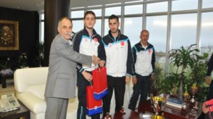 OM&Uuml; Judo Takımı Kupalarını Rekt&ouml;r Akan&rsquo;a Hediye Etti