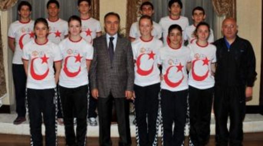 Vali Altıparmak Sporcuları Kabul Etti