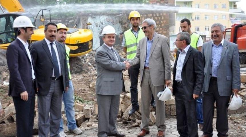 Kızıltepe'de Yıkım &Ccedil;alışmaları Devam Ediyor