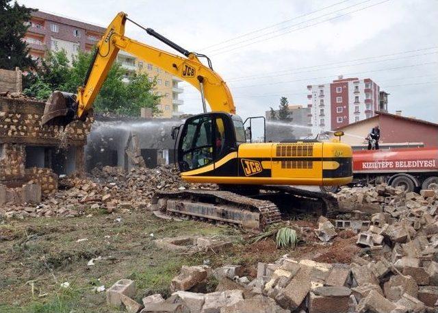 Kızıltepe'de Yıkım Çalışmaları Devam Ediyor