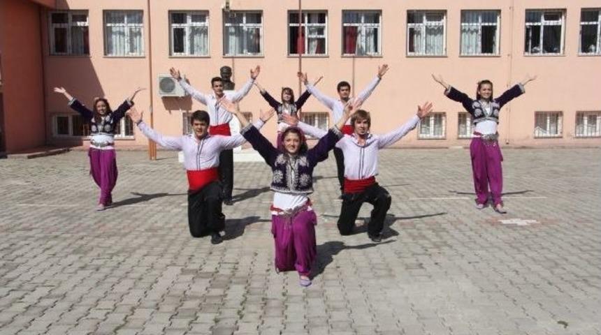 Burhaniye&rsquo;de Gen&ccedil;lik Merkezi Ekibi Coşturuyor