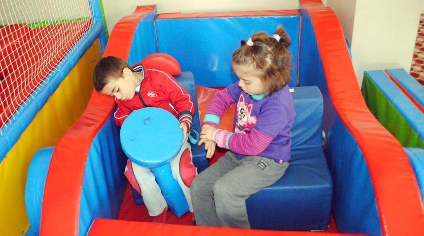 Hakkarili Çocuklar Eğitim Salonlu Ilk Oyun Parkına Kavuştu