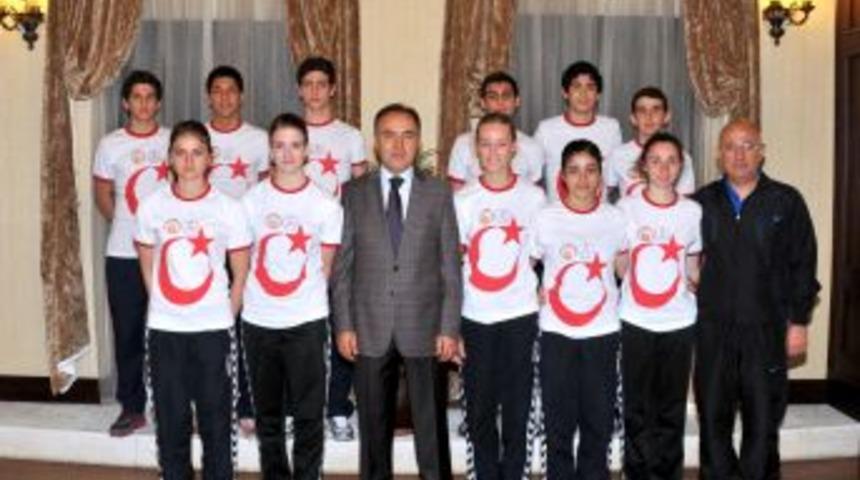 Vali Altıparmak, Gen&ccedil;lik Haftası&rsquo;nı Sporcularla Kutladı