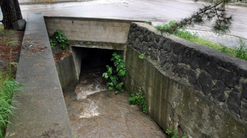 K&ouml;pr&uuml;den Su Kanalına D&uuml;şen Kişi &Ouml;ld&uuml;