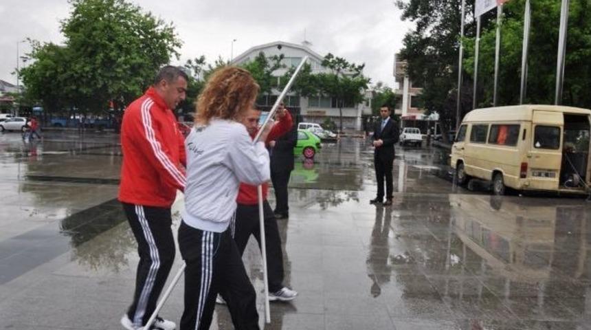 Düzce'de Gençlik Haftası Çelenk Sunumu İle Başladı