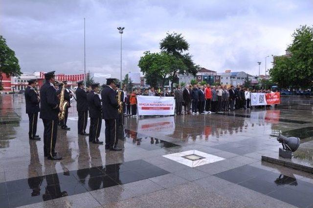 Düzce'de Gençlik Haftası Çelenk Sunumu İle Başladı