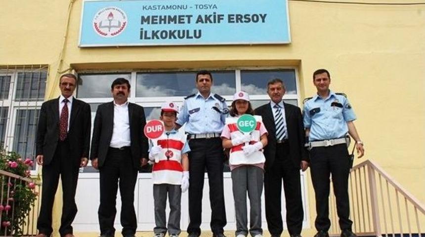 Tosya'da Okul Ge&ccedil;it G&ouml;revlisi &Ouml;ğrencilere &Ouml;zel Kıyafetler Verildi