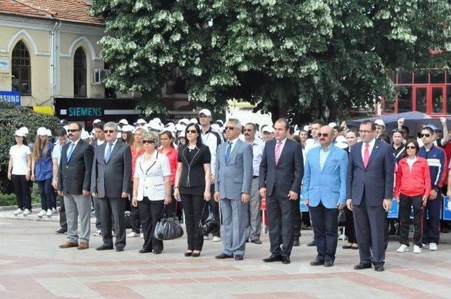 Gençlik Haftası Gençlik Yürüyüşü İle Başladı