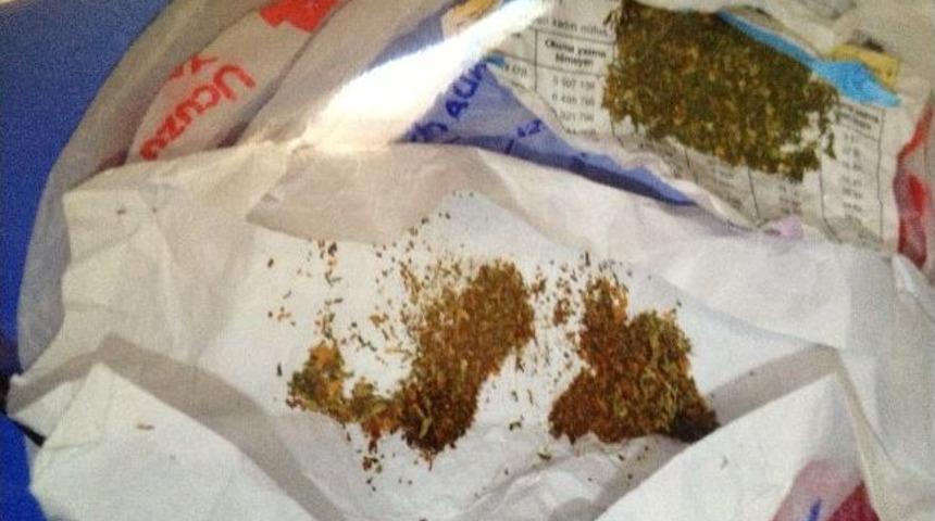 K&uuml;&ccedil;&uuml;k yaştaki kızlara esrar satarken yakalandılar