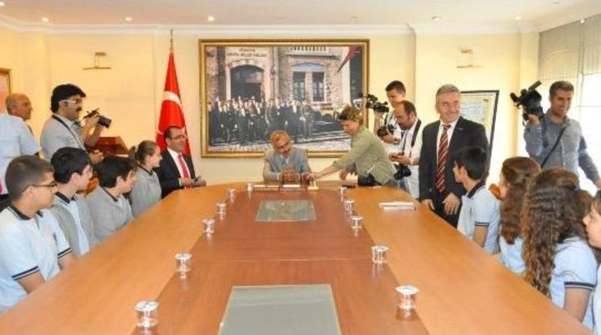 Madalya Canavarı &Ouml;ğrencilerden Vali Duruer&rsquo;e Ziyaret