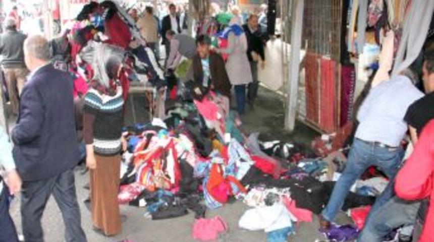 İtfaiye Yangını S&ouml;nd&uuml;rmeye, Esnaf Eşyaları Kurtarmaya &Ccedil;alıştı