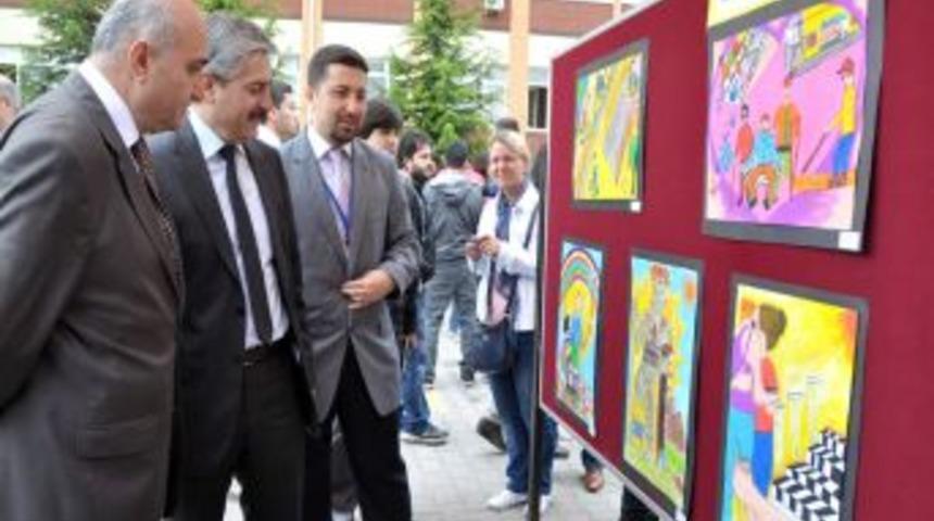 Zihinsel Engelliler Ve &Ouml;ğrencilerin Emekleri Aynı Sergide Buluştu