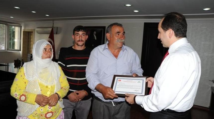 Vali, Bulduğu Bileziği Sahibine Veren Hurdacıya Teşekk&uuml;r Belgesi Verdi