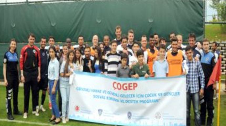 Kasımpaşa'nın &Ccedil;ocuk Misafirlerinden Takıma Destek