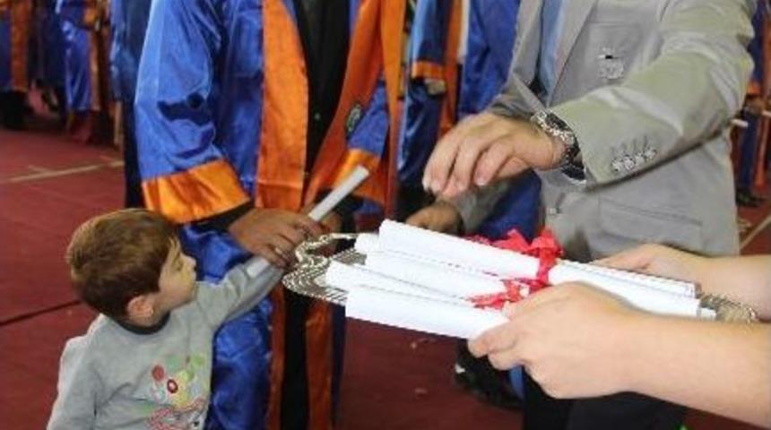 Diplomasını Torunlarıyla Aldı