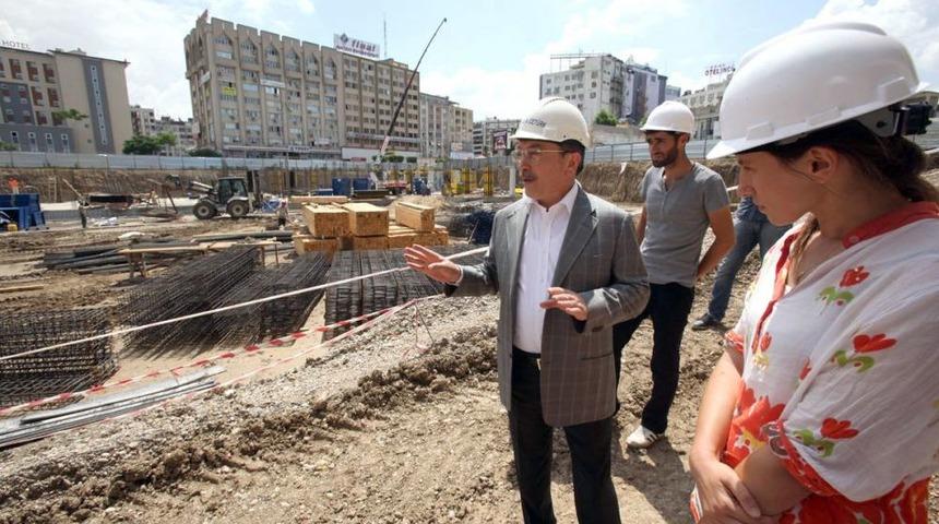 Adana Şehir Meydanı Inşaatı S&uuml;r&uuml;yor