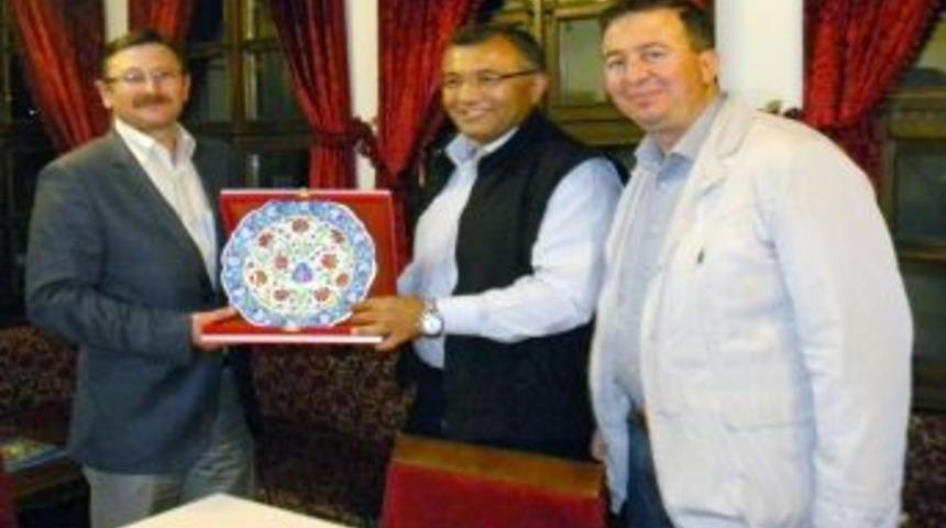 K&Uuml;SİAD&rsquo;dan Vali &Ccedil;ift&ccedil;i&rsquo;ye Veda Yemeği