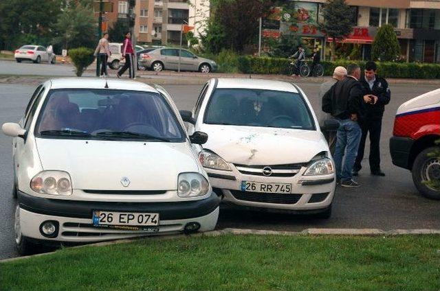 Eskişehir'de Trafik Kazası: 2 Yaralı