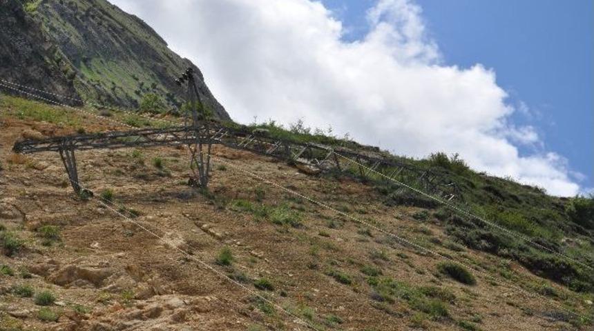 Medaş&rsquo;a Ait Yıkılan Y&uuml;ksek Gelirim Direği Dikilmeyi Bekliyor