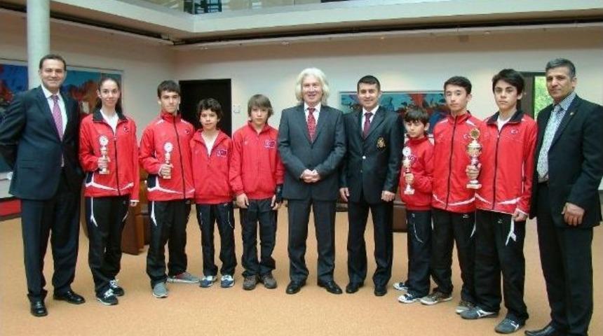 Almanya&rsquo;da Ayvalıklı Tekvandocular R&uuml;zgarı