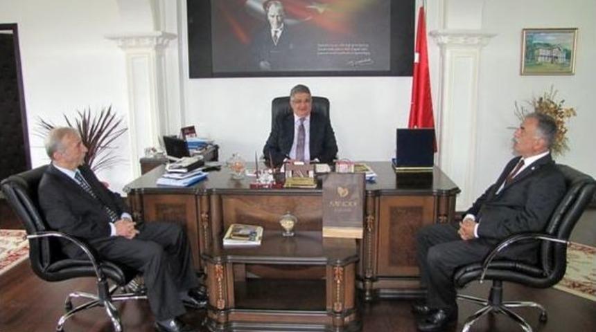 Eczacılar Kaymakam Aykut Pekmez'i Ziyaret Etti