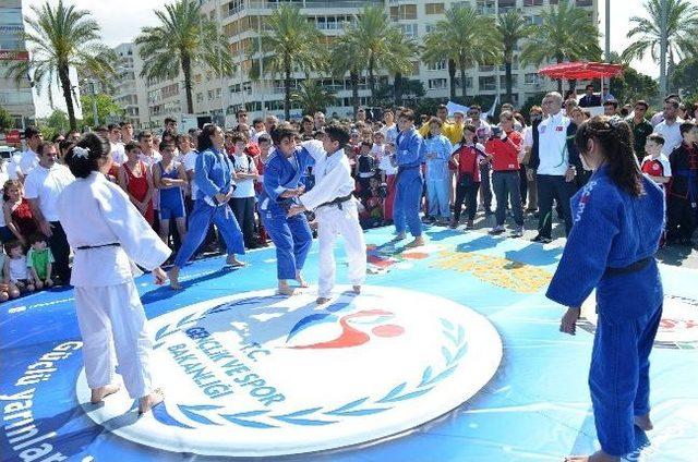 İzmir’de “gençlik Yürüyüşü”