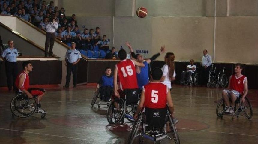 Gaziantep&rsquo;te Engelli Basket&ccedil;iler Polis Okulu &Ouml;ğrencileriyle Ma&ccedil; Yaptı