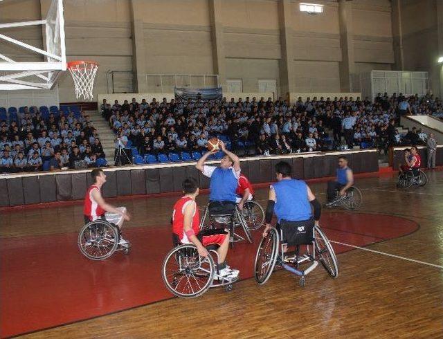 Gaziantep’te Engelli Basketçiler Polis Okulu Öğrencileriyle Maç Yaptı